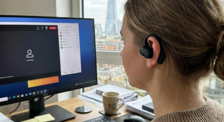 A lady wear the Blackview wireless earbuds