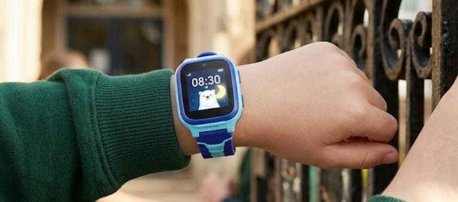 A kid wears Blackview Z30