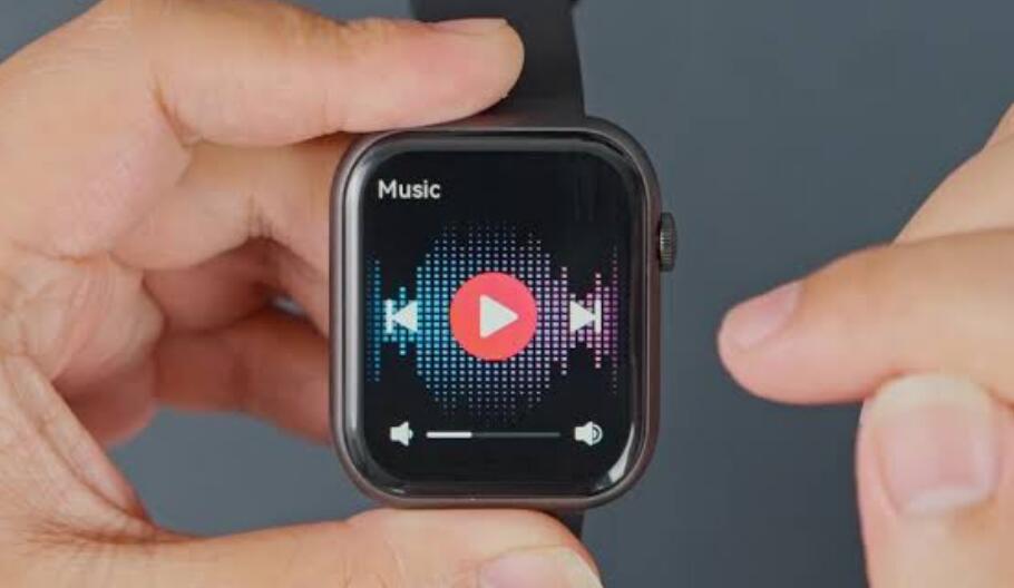 A guy listen to music on a smartwatch