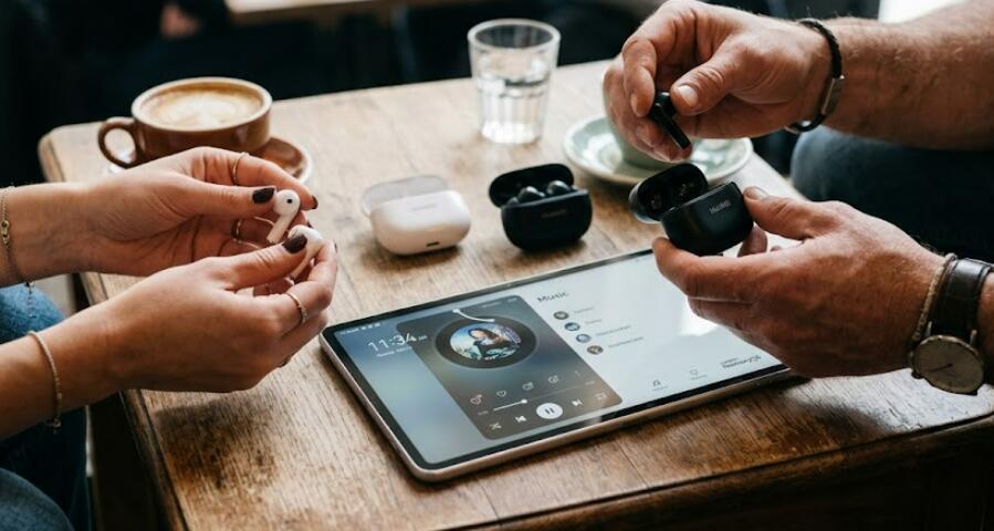 2 пары беспроводных наушников TWS и планшет Huawei