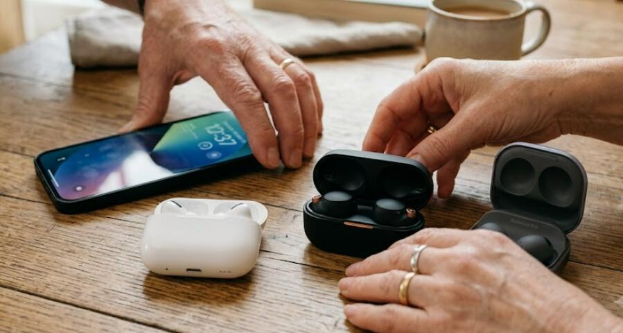 3 пары наушников и мобильный телефон