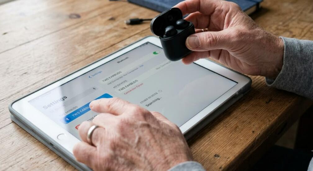 Наушники Bluetooth подключаются к планшету