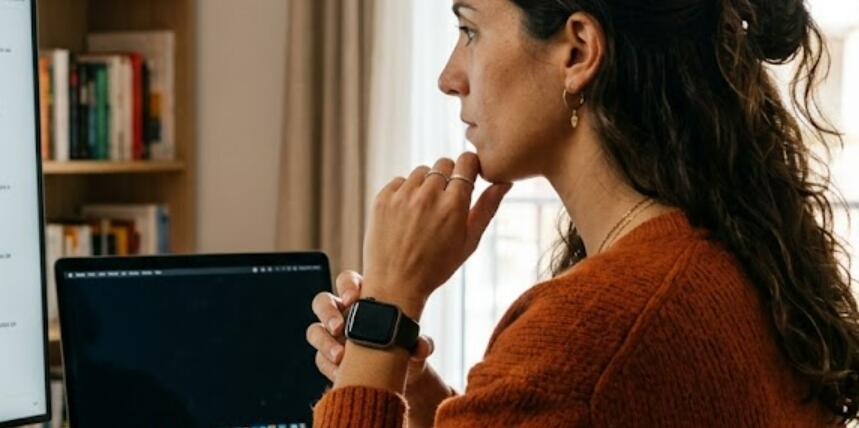 El reloj inteligente de una dama se está quedando sin batería